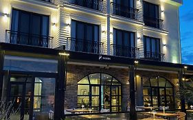 8 Rooms Hotel